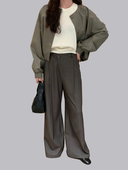 Simple solid-color trousers with pockets, versatile for all occasions