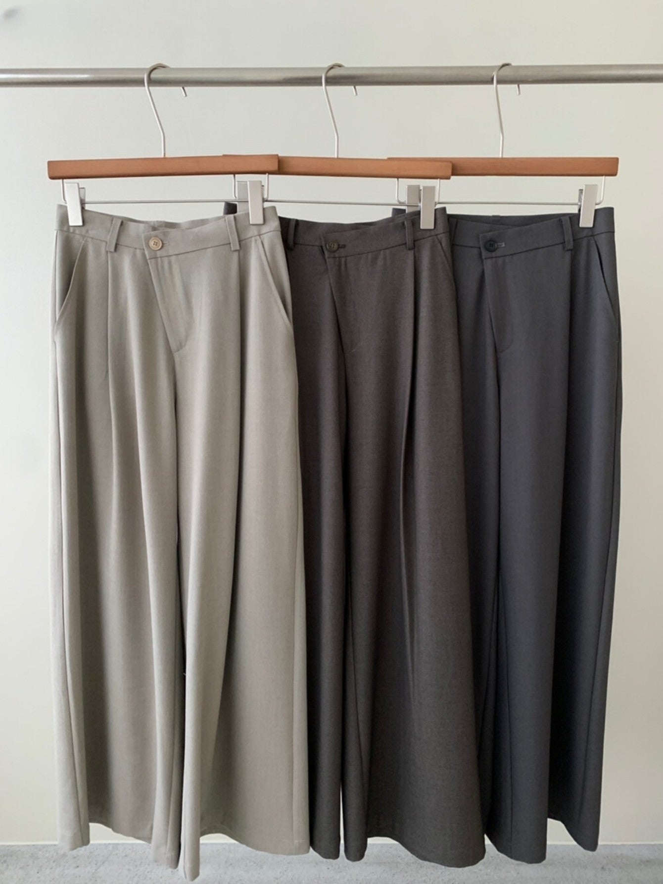 Simple solid-color trousers with pockets, versatile for all occasions