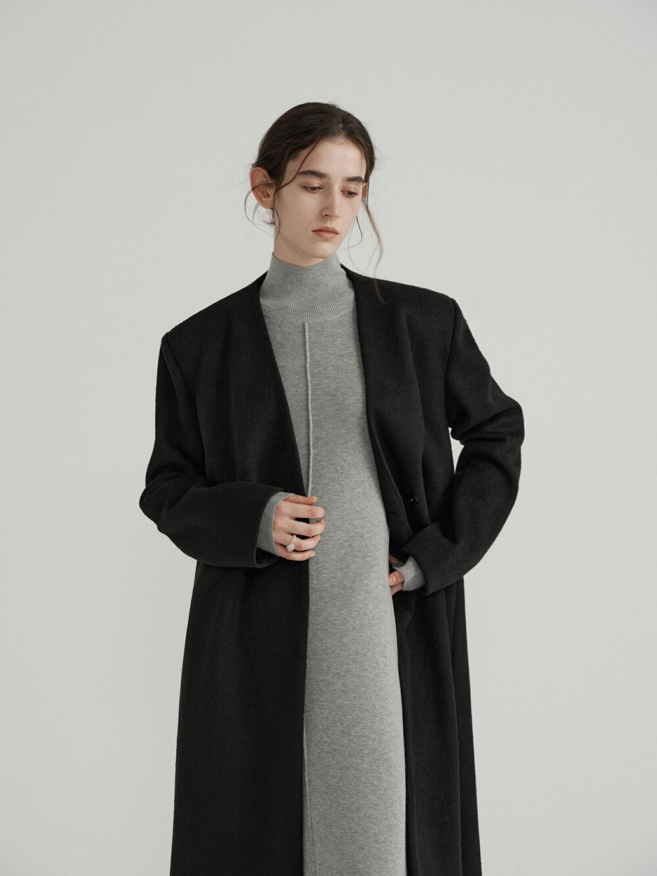 Eliraya gray wool overcoat for women, inspired by French and Hepburn styles, perfect for winter with thick wool for warmth and elegance.