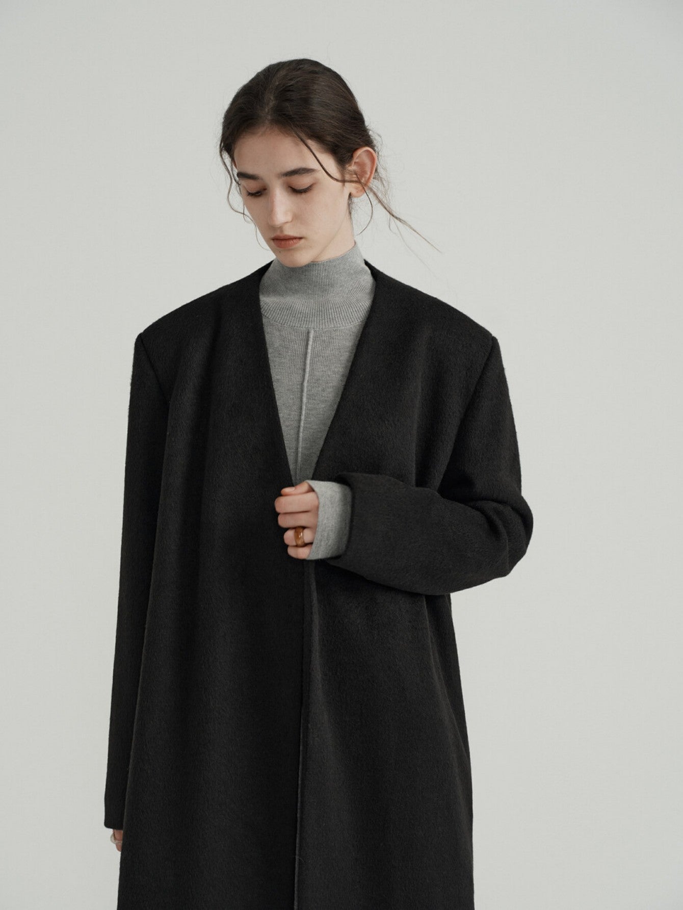 Eliraya gray wool overcoat for women, inspired by French and Hepburn styles, perfect for winter with thick wool for warmth and elegance.