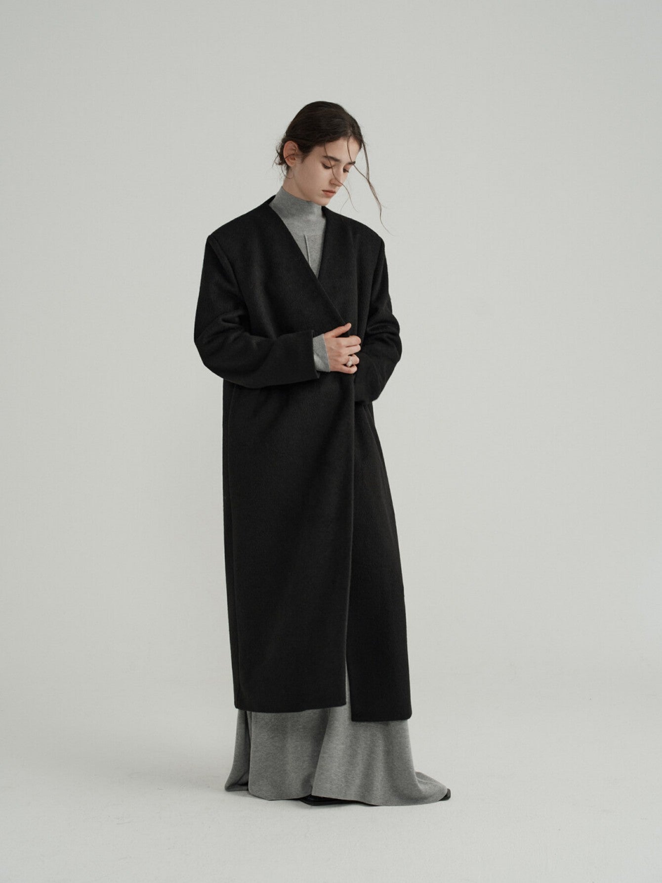 Eliraya gray wool overcoat for women, inspired by French and Hepburn styles, perfect for winter with thick wool for warmth and elegance.