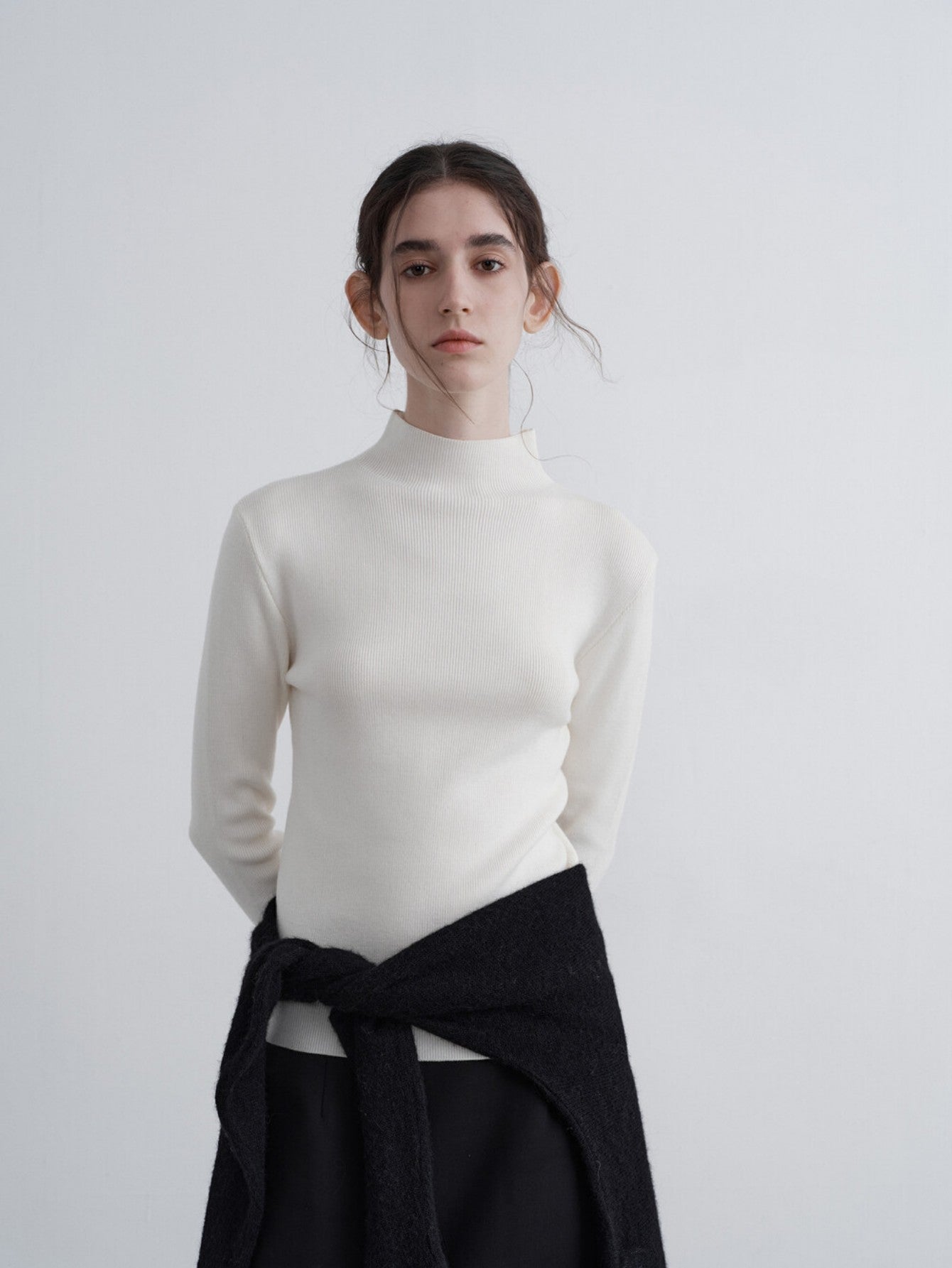 Eliraya half-turtleneck knit top for women, featuring a slim-fit design, ideal for autumn layering and offering both warmth and style.