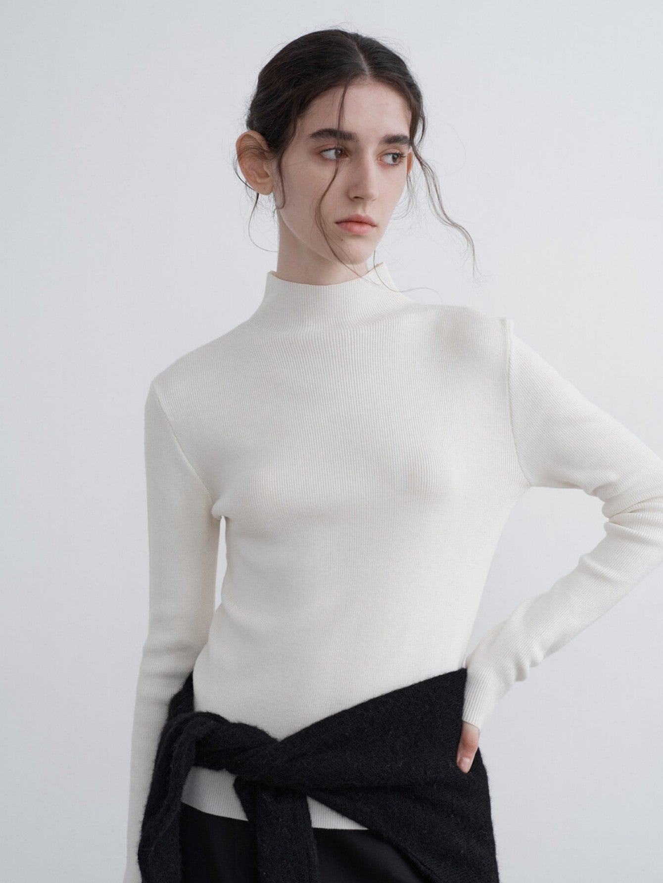 Eliraya half-turtleneck knit top for women, featuring a slim-fit design, ideal for autumn layering and offering both warmth and style.